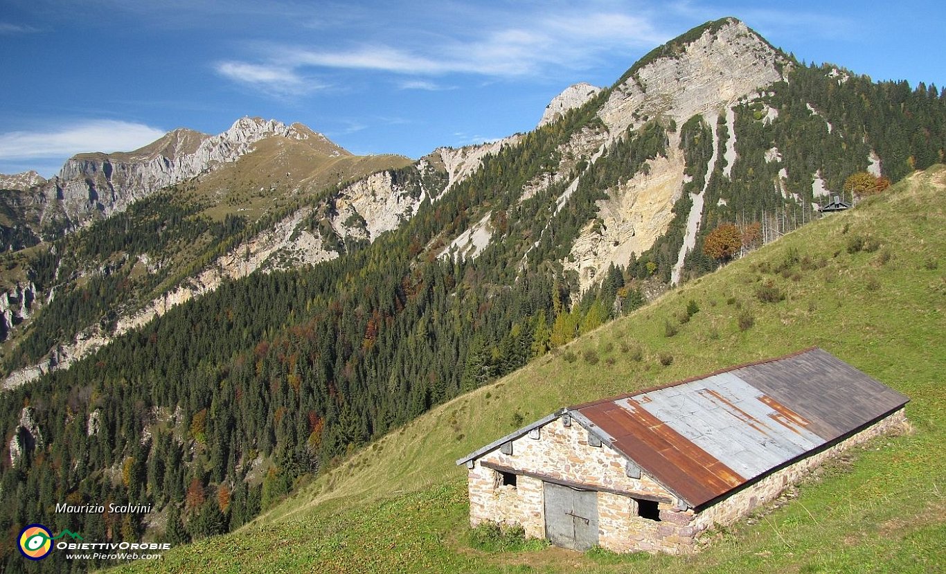 62 Dalle Torcole, uno sguardo verso la zona del Monte Secco - Pizzo Badile....JPG